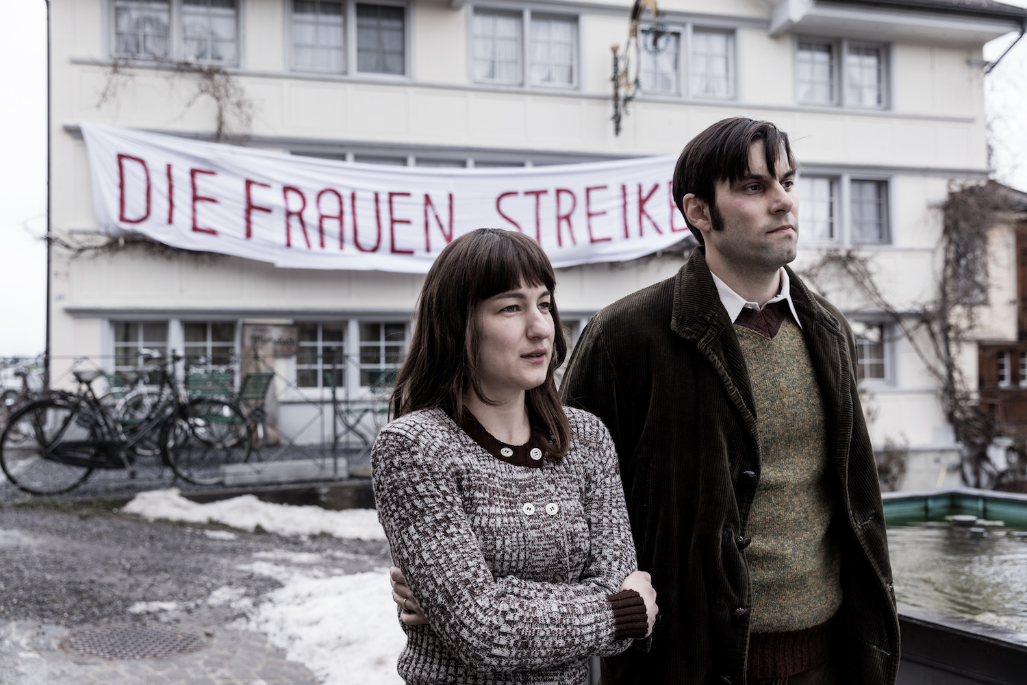 Die Frauen streiken: Nora (Marie Leuenberger) und Hans (Max Simonischek) in einer Szene des Films "Die göttliche Ordnung"