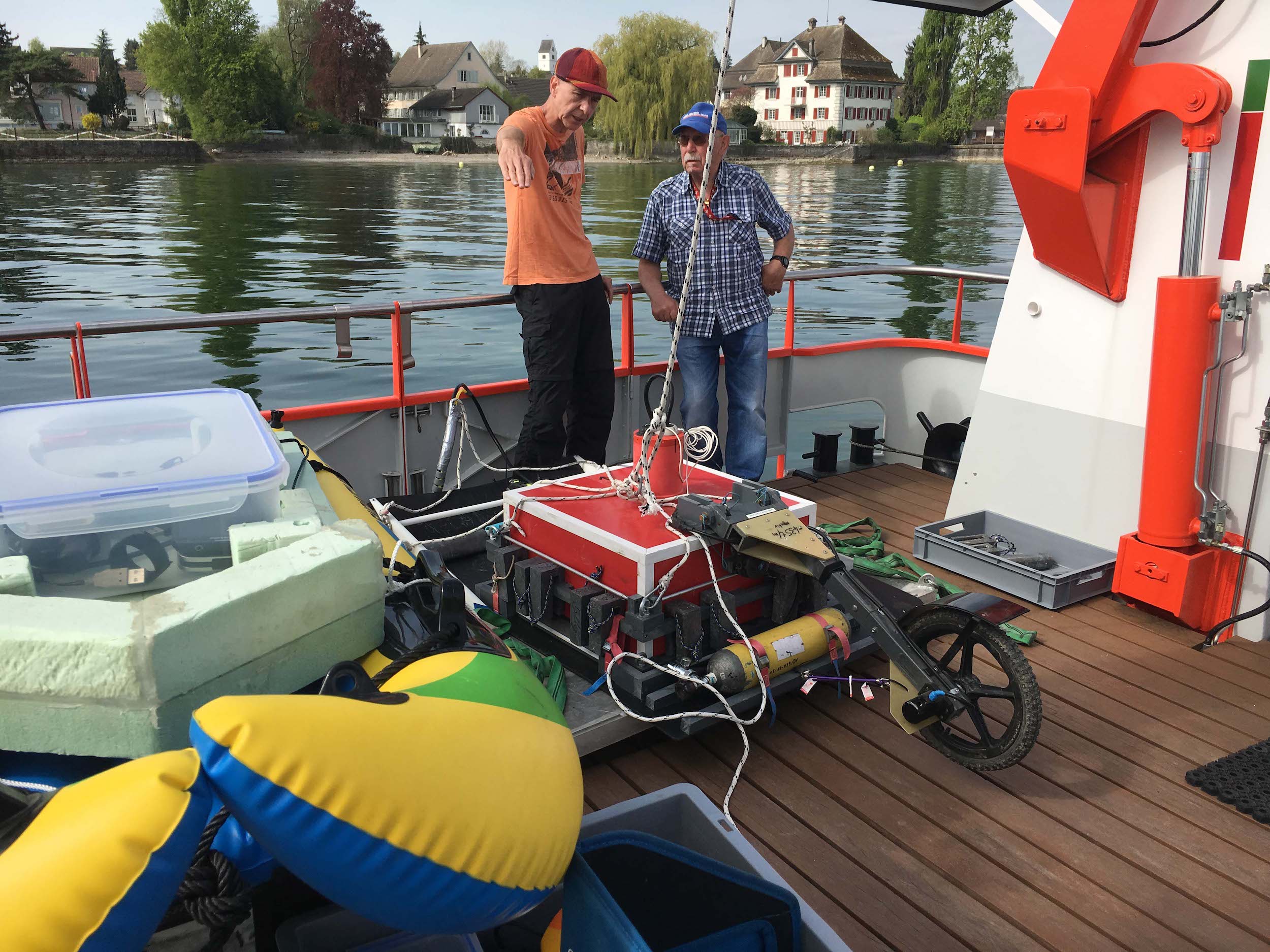 Weltweit einzigartiger Prototyp eines Unterwasser-Georadargeräts der Technischen Universität Darmstadt, links der Sedimentologe Jens Hornung.