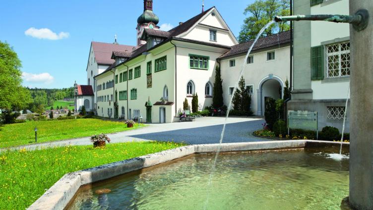 Konzerte in der Klosterbibliothek, speisen im Klostergarten, beten in der Klosterkapelle